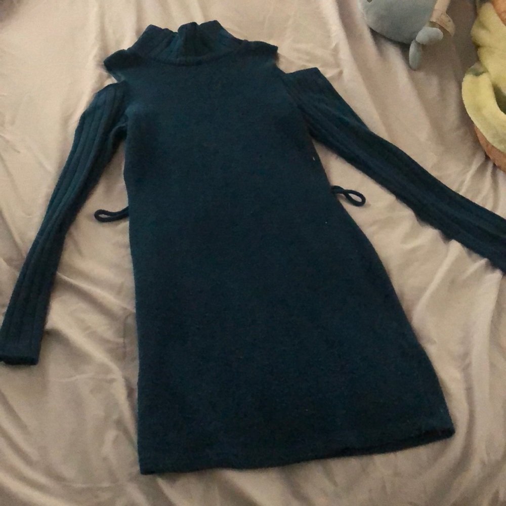 Shoulder cut out mini sweater dress